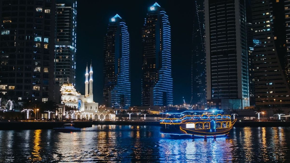 مرسى دبي ليلاً
